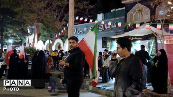 پرچم های ایران بر دستان وطن دوستان نیشابوری 