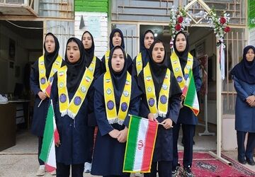 همخوانی سرود ای ایران توسط پیشتازان دبیرستان شهید مجید دهنوی نیشابور 