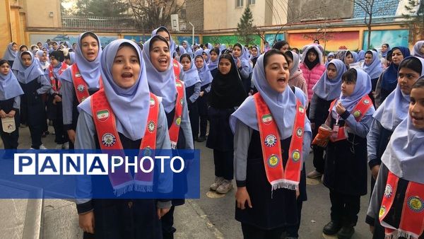 آیین نواختن زنگ چهل و هفتمین سالروز پیروزی انقلاب اسلامی در دبستان دخترانه فرهنگیان ۲