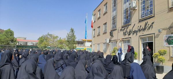 گذری برصبح‌گاه دبیرستان وکیلی ۹