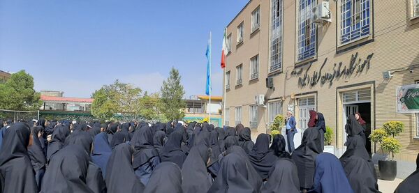 گذری برصبح‌گاه دبیرستان وکیلی ۹