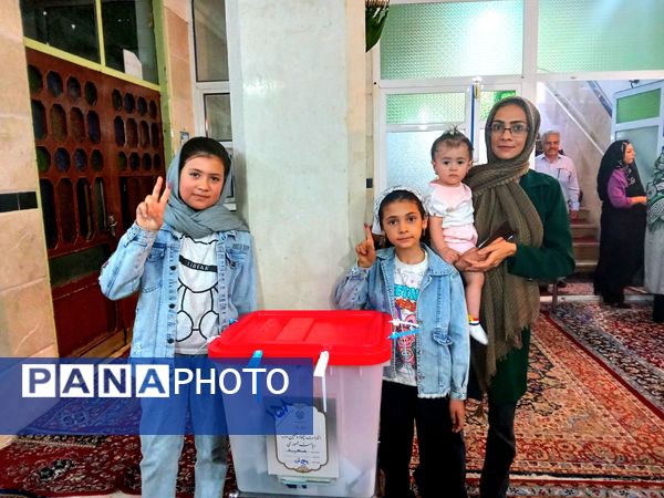 حضور مردم ولایت‌مدار نیشابور در شعبه‌های مختلف اخذ رأی 