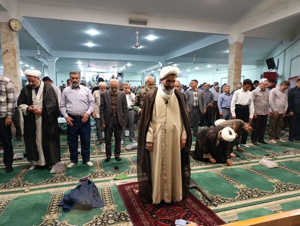 حضور دانش‌آموز خبرنگاران پانا در نماز جمعه به مناسبت روز خبرنگار