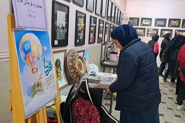 بازدید دانش‌آموزان و کادر آموزشی هنرستان کوثر ناحیه یک شهرری از نمایشگاه جشنواره فرهنگی هنری