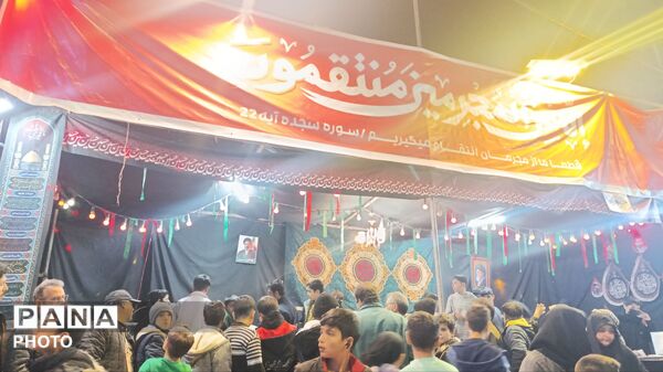 تجمع جوانان‌‌و‌نوجوانان‌در‌بیعت با رهبر انقلاب در نیشابور
