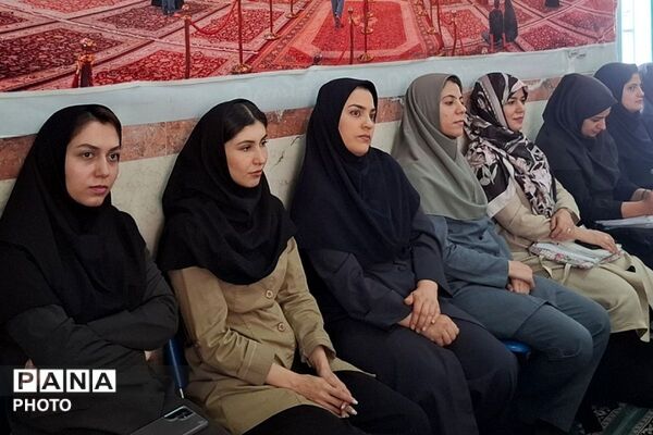 همایش برنامه ریزی درسی و مشاوره تحصیلی در دبیرستان بنت‌الهدی بهارستان دو