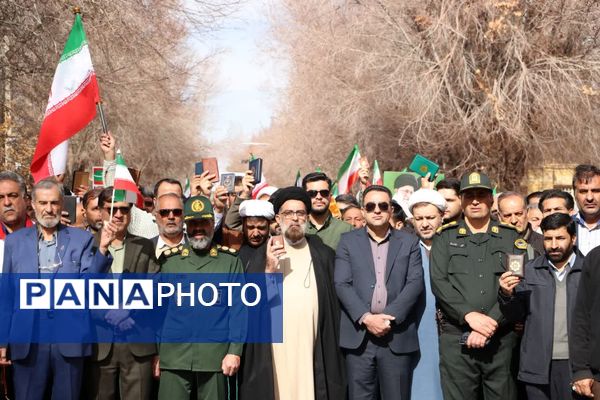 شکوه همبستگی مردم آباده در راهپیمایی ۲۲ بهمن