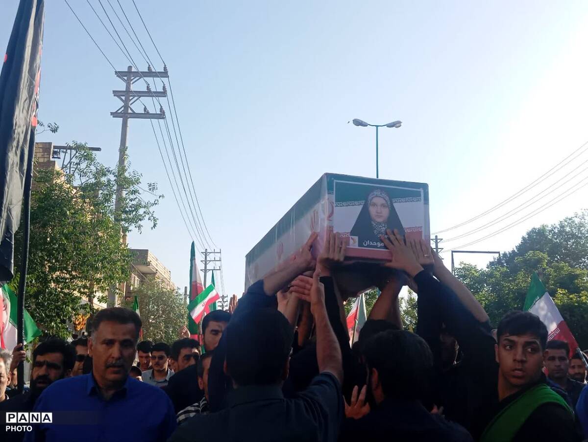 مراسم خاکسپاری شهیده دانش‌آموز «فاطمه موحدان» در یزد