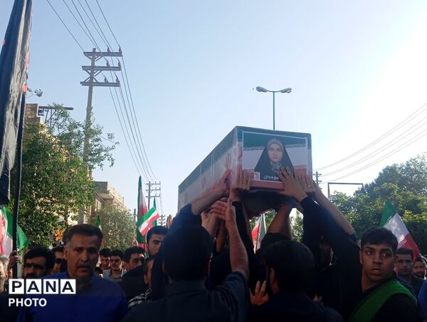 مراسم خاکسپاری شهیده دانش‌آموز «فاطمه موحدان» در یزد