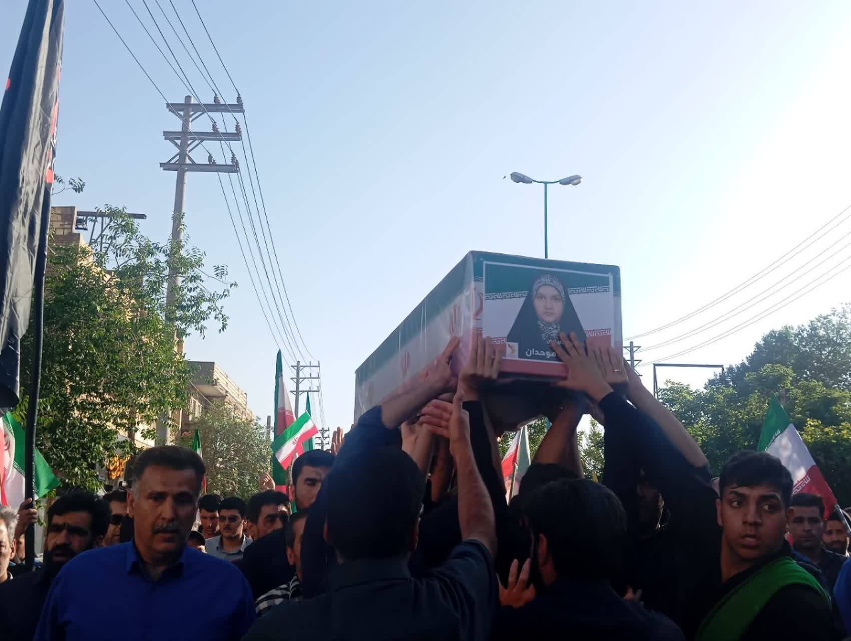 مراسم خاکسپاری شهیده دانش‌آموز «فاطمه موحدان» در یزد