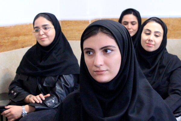  کارگاه دانش‌افزایی زبان انگیلیسی در دبیرستان‌ولایت بهارستان‌دو