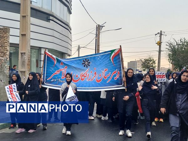 حضور دانش آموزان اسلامشهری در راهپیمایی ۱۳ آبان