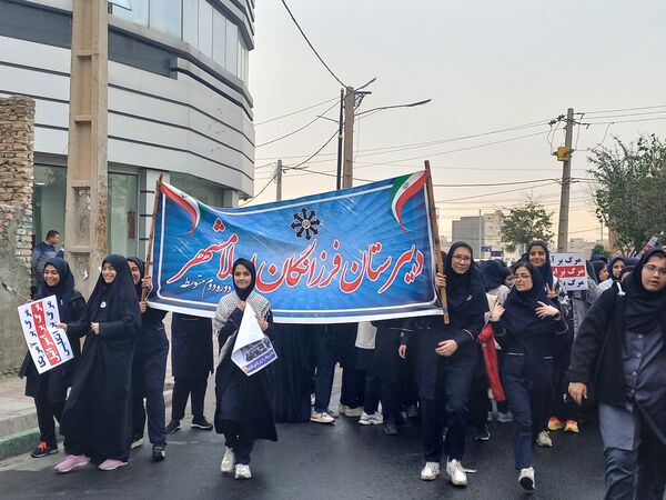 حضور دانش آموزان اسلامشهری در راهپیمایی ۱۳ آبان