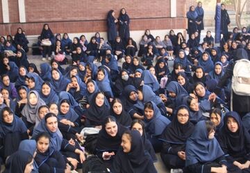 طنین زنگ مهر در دبیرستان دخترانه توحید