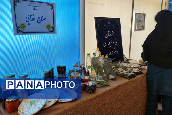 نمایشگاه آثار هنری هنرستان‌ها به‌مناسبت هفته مشاغل 