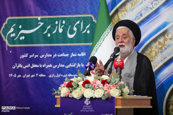 محفل انس با قرآن کریم و اقامه نماز جماعت در نخستین روز بازگشایی مدارس