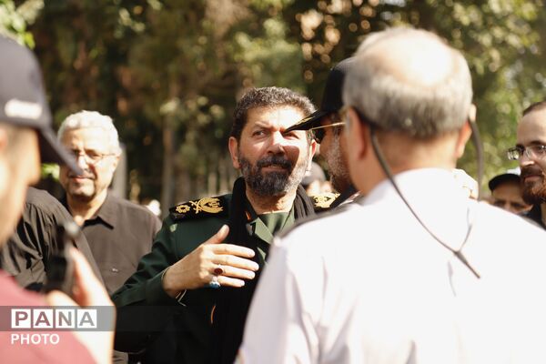 حضور فرمانده سپاه تهران در میان خیل زائران جاماندگان اربعین
