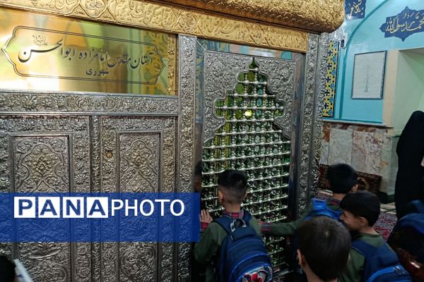جشن قرآن دانش‌آموزان دبستان دکتر اکبری باقرشهر 