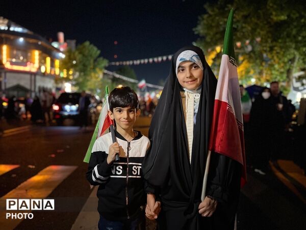 حضور کودکان انقلابی کرج در راهپیمایی‌های شبانه