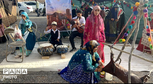 برپایی نمایشگاه دستاوردهای دانش آموزان ابتدایی و عشایری خاتم 