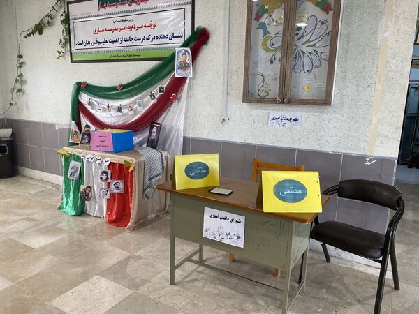 برگزاری انتخابات شورای دانش‌آموزی دبیرستان نمونه دولتی آمنه(س) شهرستان مه ولات