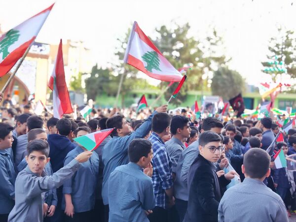  ادای احترام دانش‌آموزان و فرهنگیان شهرستان پاکدشت به مقام شامخ شهیدان مقاومت و شهید سید حسن نصرالله 