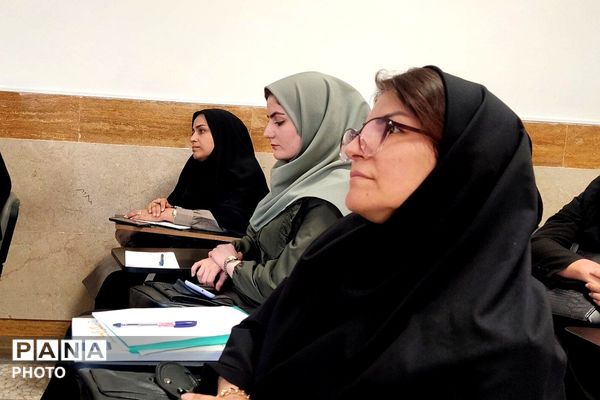  جلسه ضمن خدمت در دبیرستان نمونه‌دولتی ولایت بهارستان‌دو