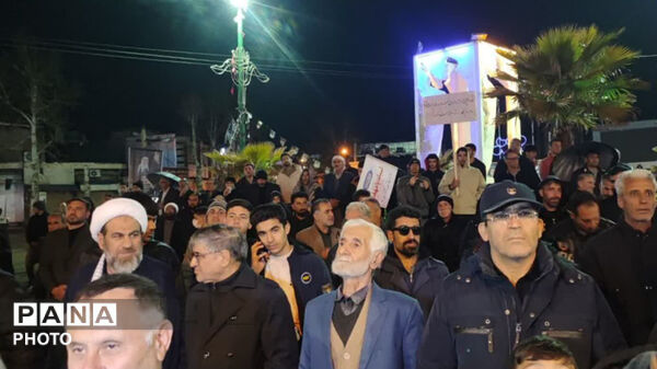 سی شب فراق، مردم غیرتمند و دلاور کوهدشت زیر بارش شدید باران دست از خیابان نکشیدند