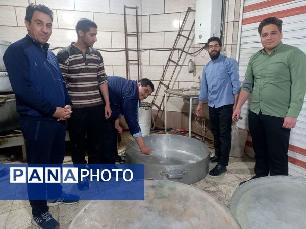 آماده‌سازی غذای افطاری با کمک دانش‌آموزان دبیرستان نمونه آیت‌الله خامنه‌ای 