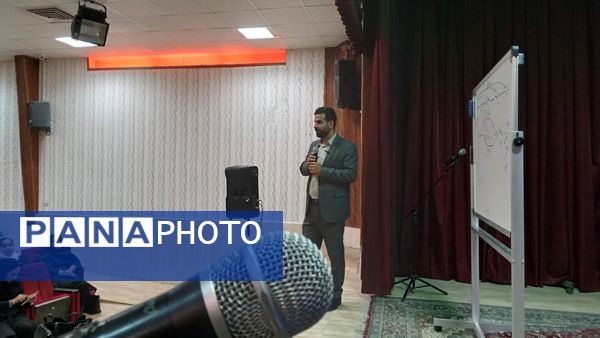 کارگاه آموزشی ویژه والدین با محوریت ارتباط موثر با نوجوانان در نیشابور