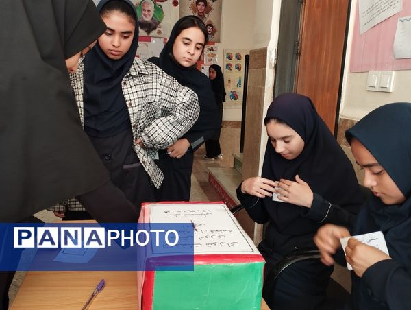 انتخابات شورای دانش‌آموزی در دبیرستان فاطمه آهنچی مشهد