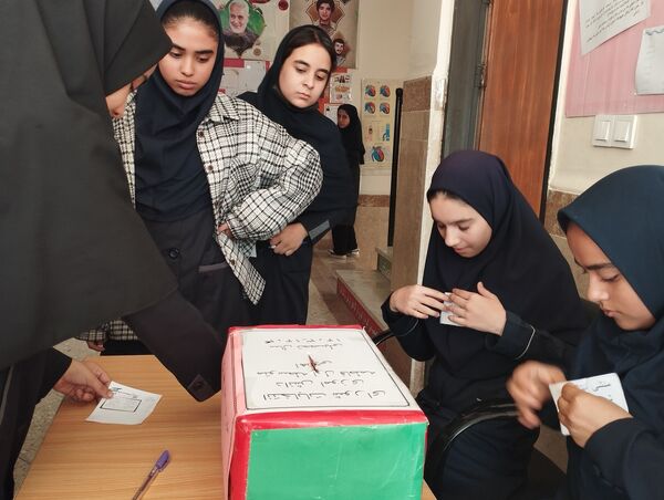 انتخابات شورای دانش‌آموزی در دبیرستان فاطمه آهنچی مشهد