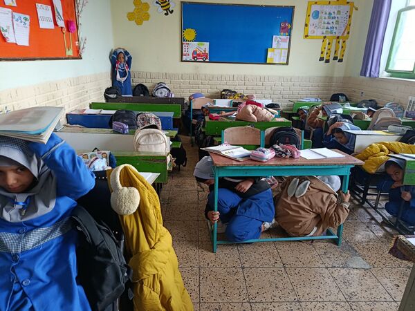 بیست و هفتمین دوره مانور زلزله در مدرسه بنت الهدی صدر ۲ 