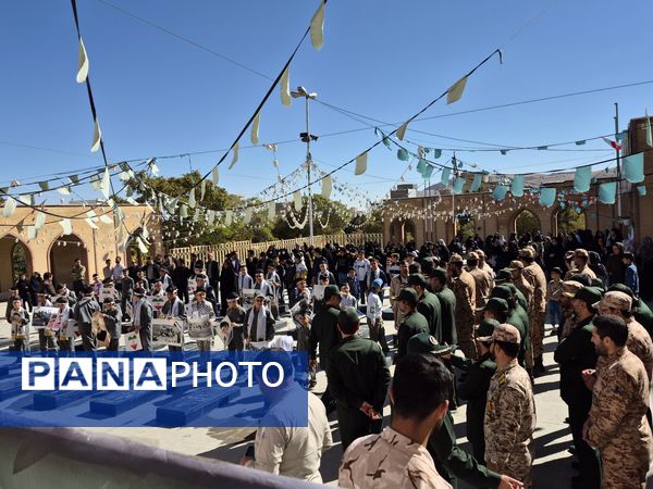 مراسم عطر افشانی گلزار شهدای بیجار در هفته دفاع مقدس