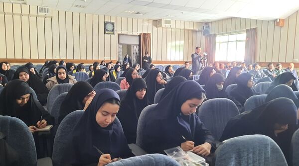 اولین نشست روسای تشکل‌های دانش‌آموزی مدارس سمپاد استان در دبیرستان فرزانگان ۲دوره دوم ناحیه۷ مشهد 