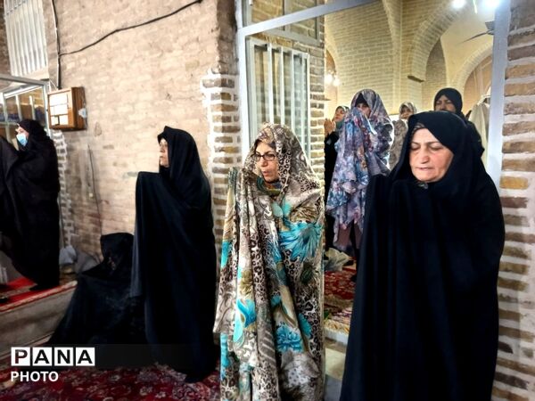 از پیر تا دانش آموز در نماز جمعه نیشابور حضور دارند-۱