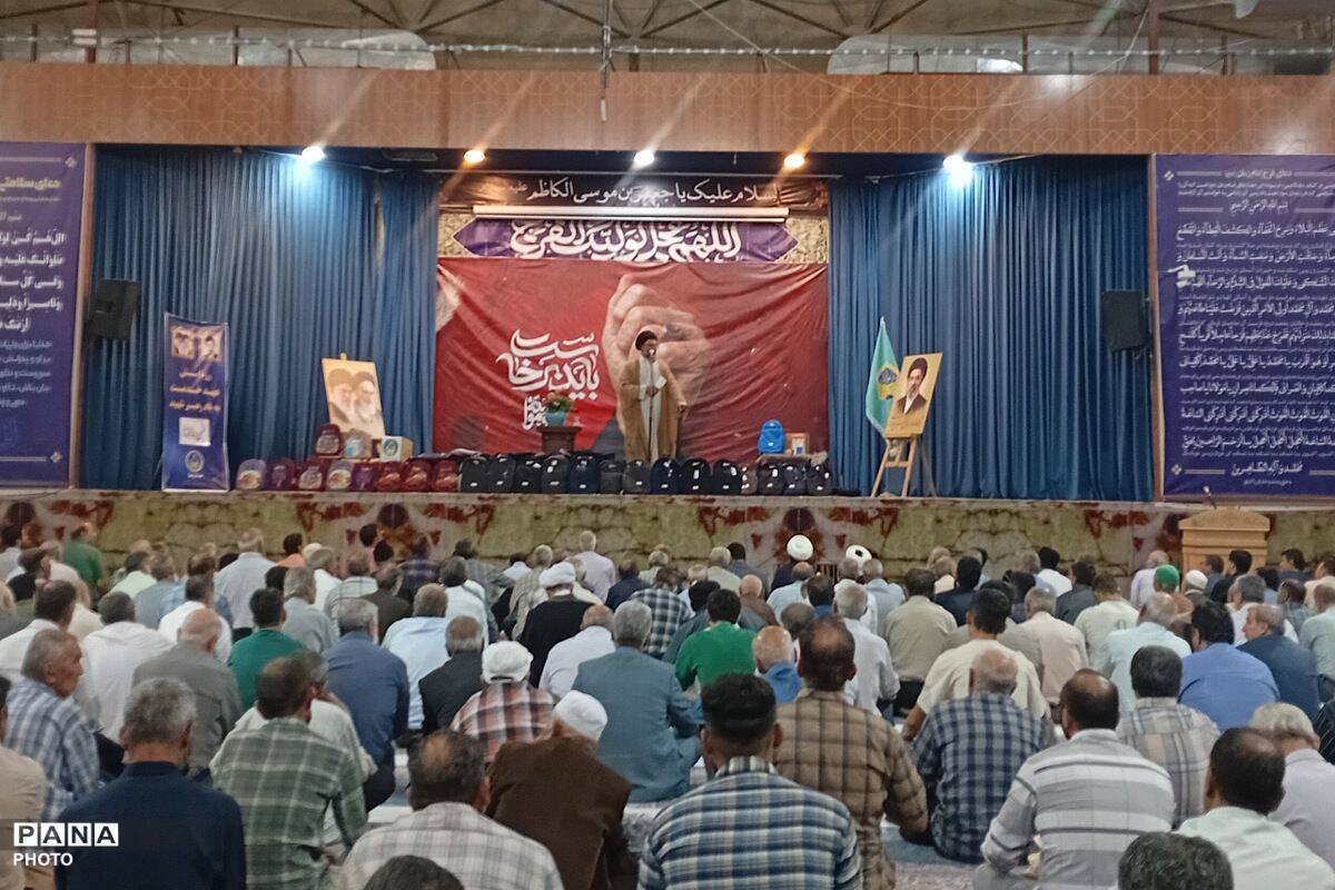 نماز جمعه در صحن مطهر امامزاده جعفرابن موسی الکاظم پیشوا