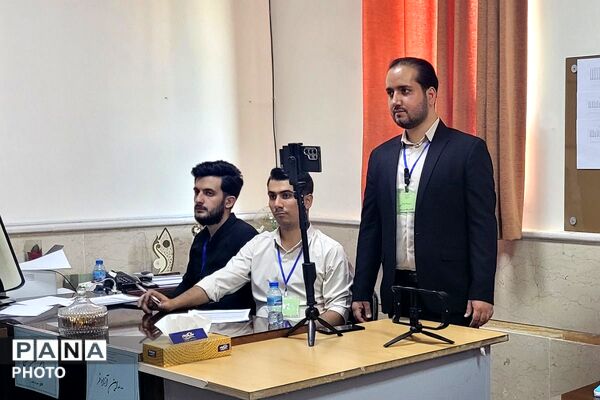رقابت نخبگان جوان زبان خارجی در دبیرستان فرهنگ