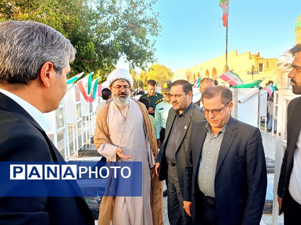 دولتمردان غبار از مزار شهدا برداشتند 