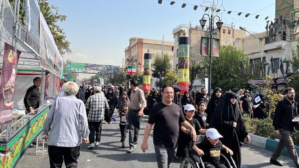 جاماندگان اربعین در خیابان ۱۷ شهریور هم‌قدم با زائران کربلا