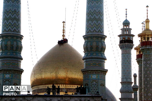 اهتزاز پرچم عزا بر فراز گنید حرم حضرت فاطمه معصومه(س)