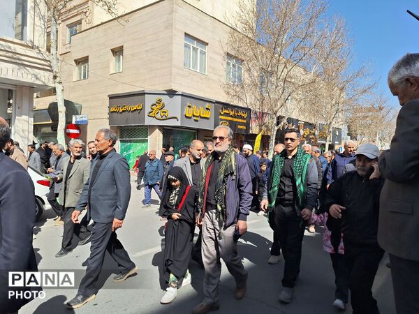 شهید وطن بر روی دستان مردم شهید پرور تشیع شد