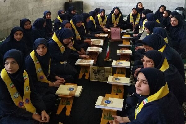 محفل انس با قرآن و گفتمان دینی با یادبود شهدای مقاومت در دبیرستان هوشنگی
