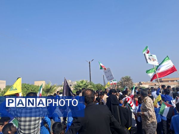 راهپیمایی بزرگ ۱۳ آبان در بوموسی با حضور پرشور دانش‌آموزان