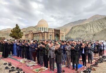 زمزمه دعای پیروزی و شکرگزاری بر لبها در روز عید سعید فطر