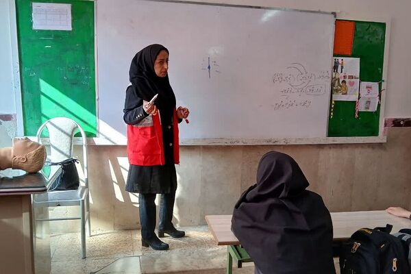 آموزش اصول ایمنی و سلامتی هنگام وقوع زلزله در دبیرستان پویش دماوند