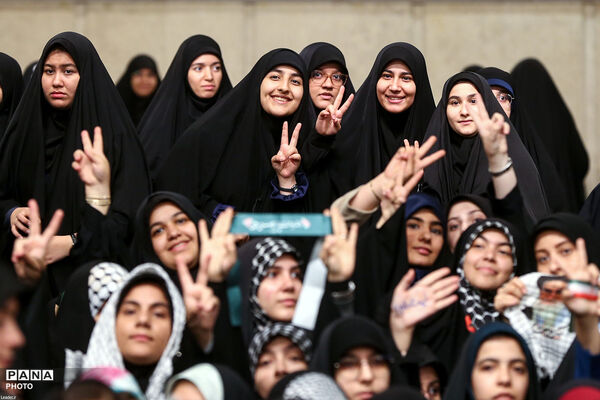 منتخب تصاویر دیدارهای رهبر شهید انقلاب با نوجوانان، جوانان و دانش‌آموزان 