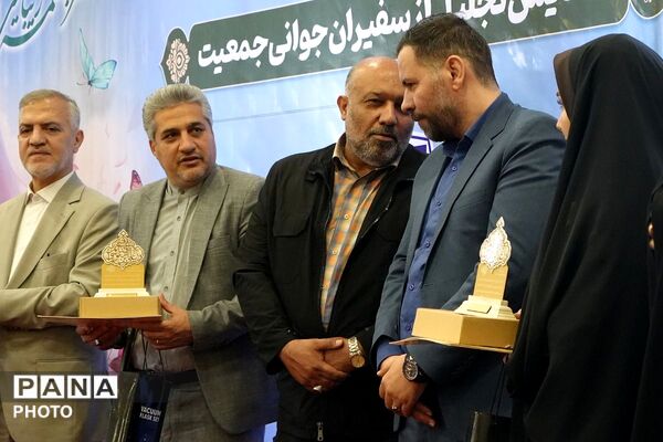 جشن شکوه مادری و همایش تجلیل از سفیران جوانی جمعیت در بهارستان‌دو