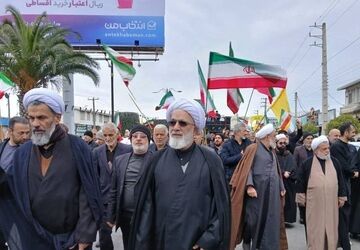 روز قدس وحضور پرشور دانش‌آموزان به یاد رهبر شهید و شهدای مدرسه میناب