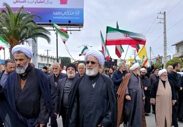 روز قدس وحضور پرشور دانش‌آموزان به یاد رهبر شهید و شهدای مدرسه میناب